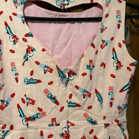 Dress with lipstick designs super cute - Picture 3 of 5